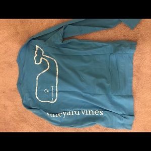long sleeve vineyard vines logo graphic t shirt